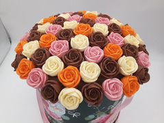 Шоколадные розы 59 штук, размер букета 25*25 см