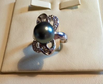 Кольцо из серебра с жемчужиной и цирконами