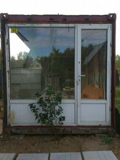 Стекляное окно с дверью