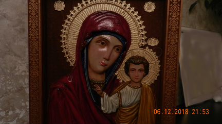 Икона Казанской Божьей Матери резная из дерева