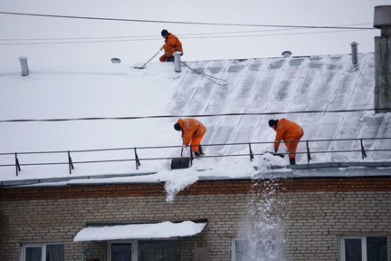 Уборка снега с крыш с улиц