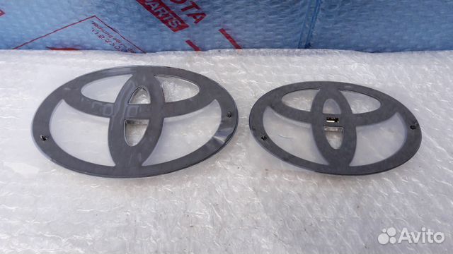 Эмблема решетки радиатора Toyota LC 200 08-15 Эмблема решетки радиатора Toyota LC 200 08-15
