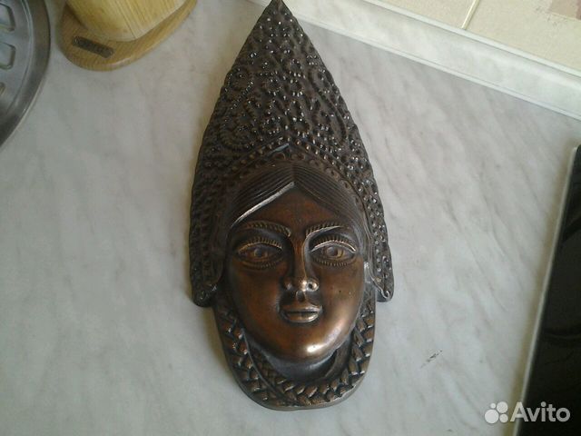 Маска девушки из металла