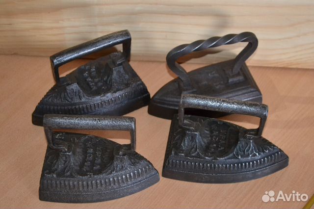 Старинный чугунный утюг