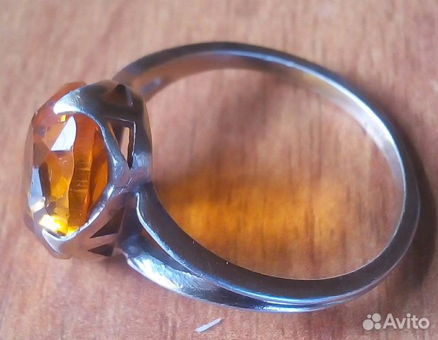 Серебряное кольцо с янтарём Серебряное кольцо с янтарём