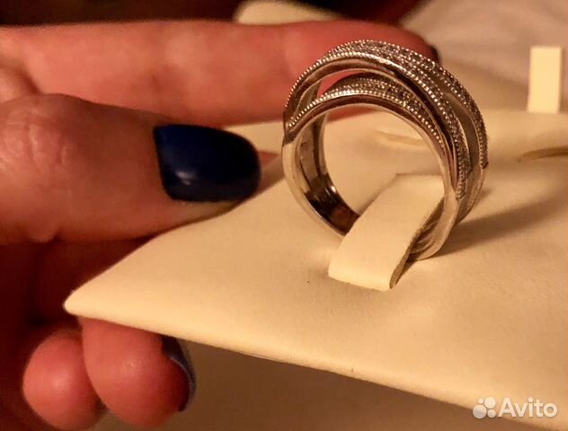 Кольцо из серебра с цирконами Кольцо из серебра с цирконами