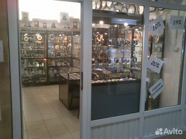 Шкафчик со стеклом с полочками и подсветкой