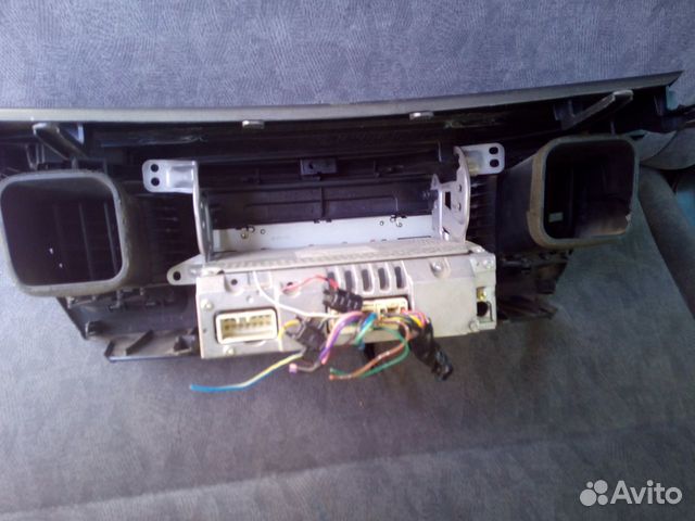Консоль магнитофона Toyota Noah AZR60G Консоль магнитофона Toyota Noah AZR60G