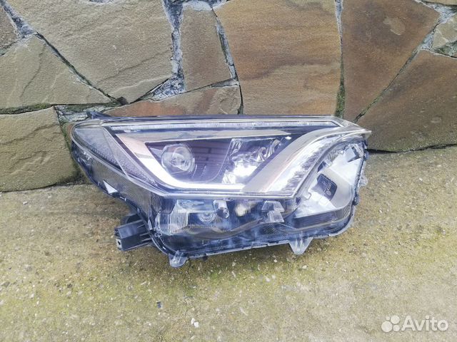 Toyota RAV4 Фара передняя правая LED