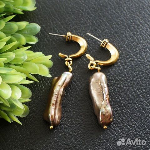 Серьги золотистые с Бежевым барочным Жемчугом Серьги золотистые с Бежевым барочным Жемчугом