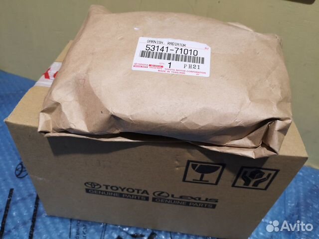 Эмблема решетки радиатора Toyota LC200 оригинал Эмблема решетки радиатора Toyota LC200 оригинал