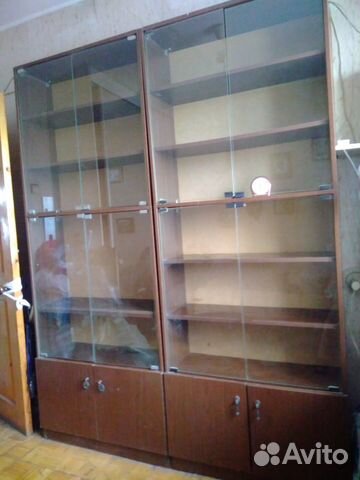 Книжный шкаф со стеклянными дверцами