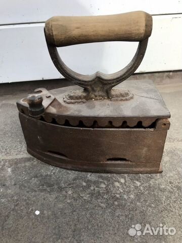 Стариный утюг на углях