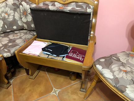 Кухонный уголок со столом и двумя стульями