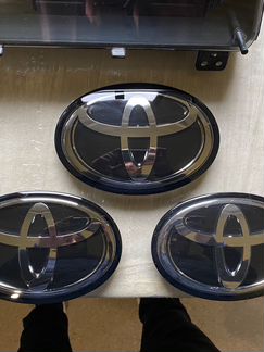 Эмблема (значок) Toyota Camry V70 (оригинал)
