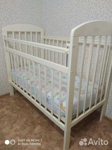 Детская кроватка с маятником