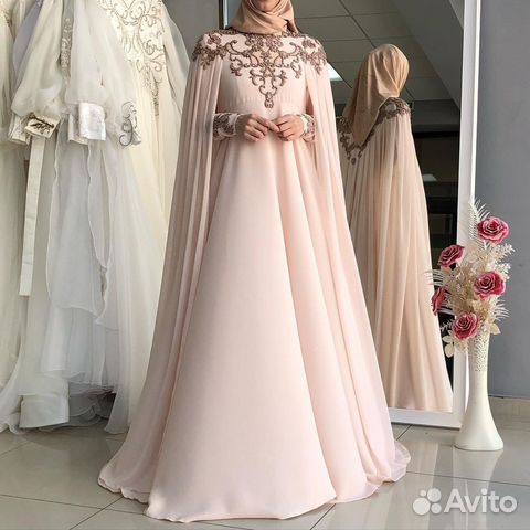 Длинное нежное нарядное платье с кейпом и диадемой