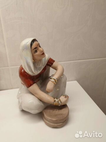 Фарфоровая статуэтка