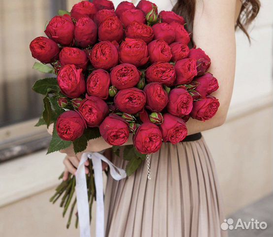 Букет пионовидных красных роз