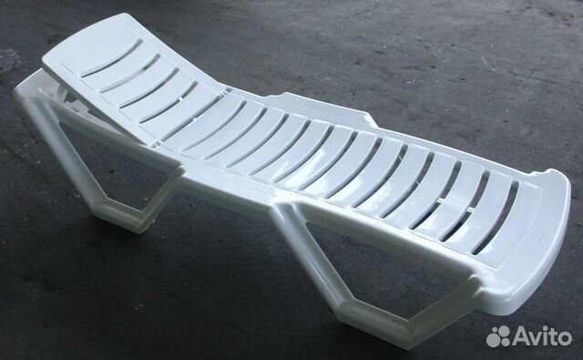 Шезлонг пластиковый для пляжа и СПА