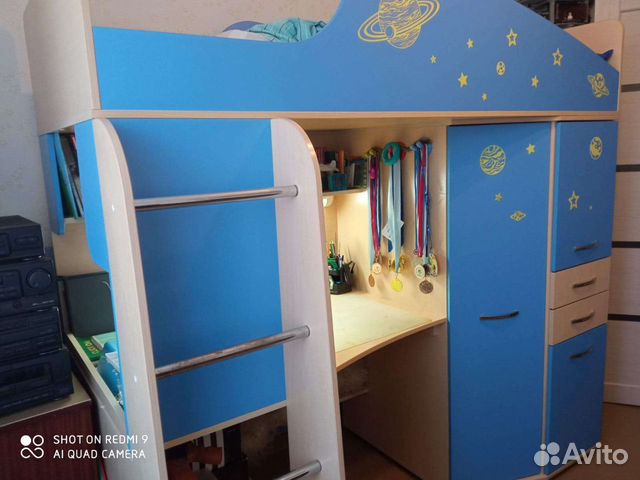 Детская кровать чердак со столом и шкафом