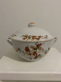 Супница фарфоровая с крышкой. 23см