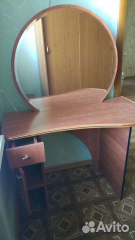 Туалетный столик с зеркалом