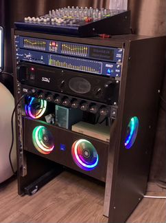 Акустические колонки и рековая стойка