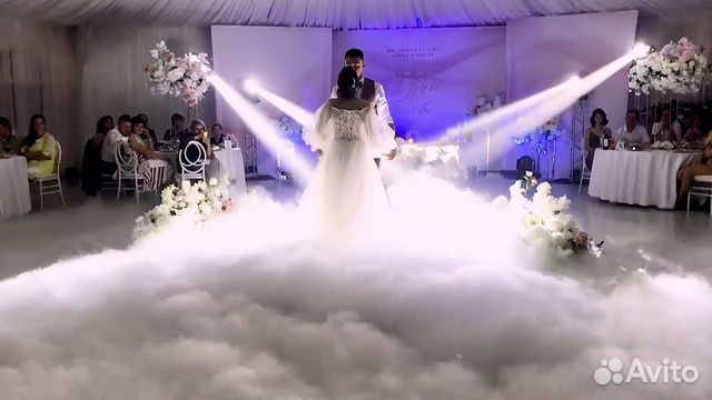 Диджей с оборудованием