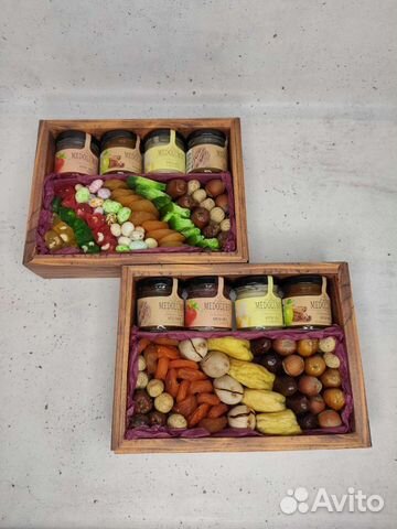 Подарочный набор с орехами, сухофруктами и медом