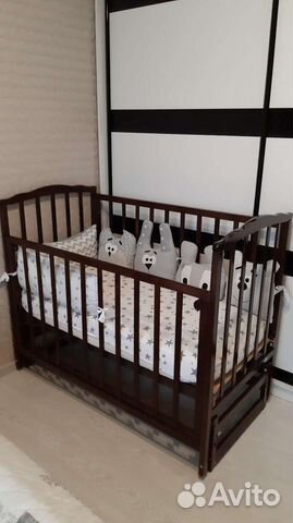 Детская кроватка с маятником