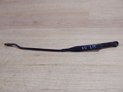 Поводок стеклоочистителя правый Audi A4 B5