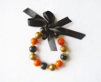 Браслет из деревянных бусин