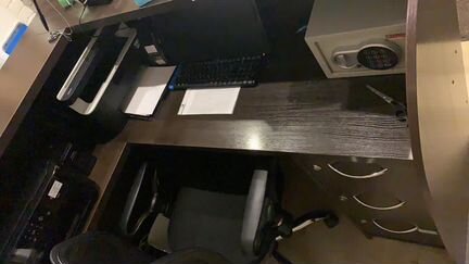 Стол со стойкой ресепшен