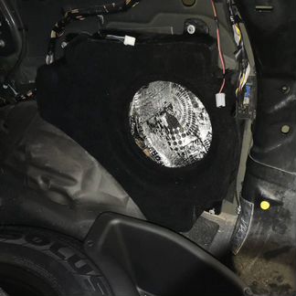 Jeep Grand Cherokee сабвуфер стелс 10