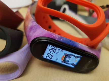 Фитнес браслет Mi band 4 и 11 ремешков