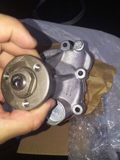 Помпа на renge rover vouge 4,4 ягуар