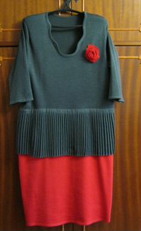 Трикотажное платье с баской