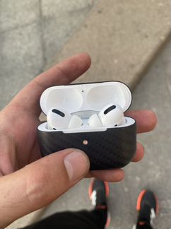 Карбоновый чехол на AirPods Pro