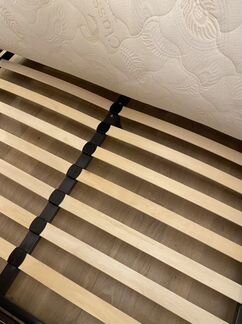 Кровать из натурального дерева и кожи