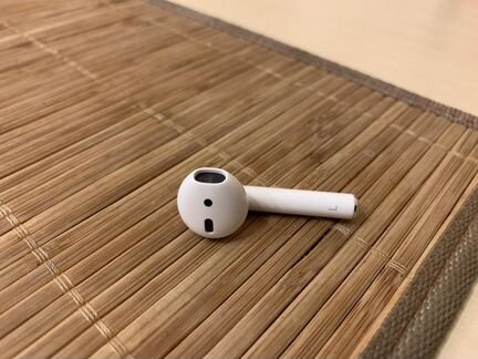 Левый AirPods наушник