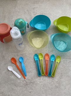 Посуда для кормления + фартуки + бутылки + соски