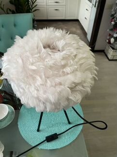 Лампа дизайнерская настольная с абажуром из перьев