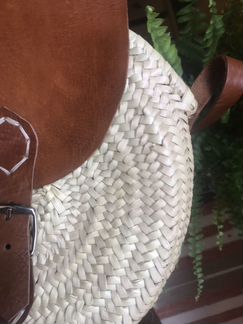 Круглая сумка ручной работы из натуральной соломы