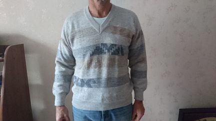Продам Свитер светлый размер 52 60 шерсть новый