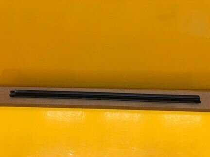 Уплотнитель стекла передний левый Nissan Murano