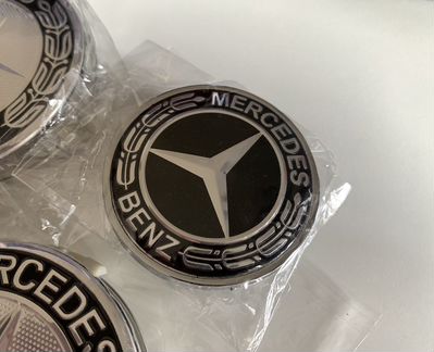 Колпачки и эмблема в капот mercedes чёрный кант (C