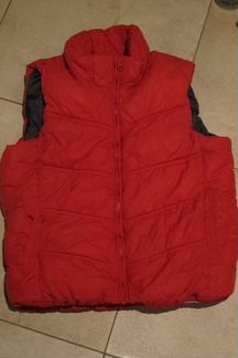 Красная теплая безрукавка ф. zara kids