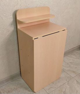 Маникюрный стол светлый