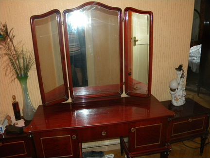 Продам трюмо и 2 тумбочки